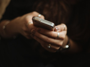 Mãe e filha são presas por atrair vítimas em app de paquera para praticar extorsão
