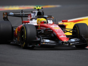 Ferrari é multada por erro ao devolver pneus em treino na Bélgica; entenda