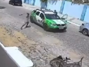 Homem ataca policiais com facão, é baleado e preso por tentativa de homicídio
