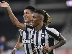 Palmeiras aumenta proposta por Danilo e aguarda decisão do Botafogo
