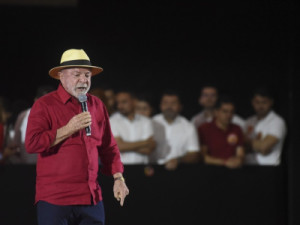 PT oficializa Lula como candidato à Presidência em busca do 4º mandato, com promessas para mulheres, idosos e militares