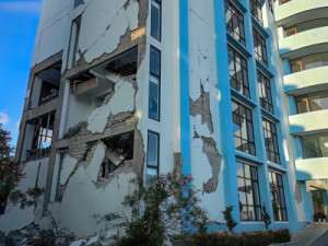Terremoto de magnitude 7,7 atinge a costa da Indonésia, causa estragos e deixa mortos