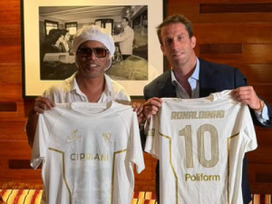 Ronaldinho desembarca na Itália para sua apresentação como jogador do Ravenna, da terceira divisão