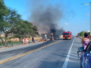 Caminhão tomba e pega fogo na BR-222 em Irauçuba; motorista morre
