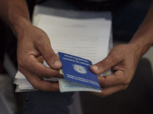 Desemprego fica em 5,3% em julho é o menor da série para o mês