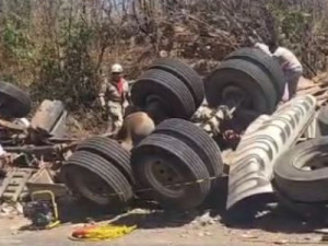 Caminhão carregado de telhas tomba e deixa três mortos em rodovia no Ceará