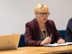 Ministra britânica pede que população faça estoque de comida por causa do Super El Niño