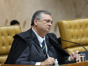 Defesa de Flávio Bolsonaro tentou quatro vezes redirecionar de Dino para Mendonça investigação sobre 'Dark Horse'