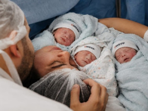 De um para quatro: mãe engravida naturalmente de trigêmeos de placentas diferentes
