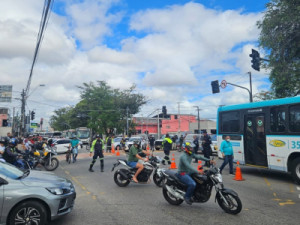 Motociclista e passageira morrem em acidente envolvendo caminhão e ônibus na Av. Bezerra de Menezes