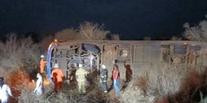 Acidente com ônibus deixa 7 mortos e 13 feridos na Bahia; policial e criança estão entre as vítimas