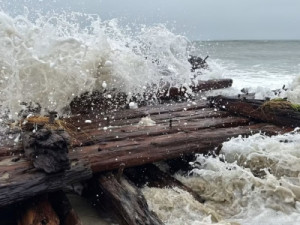 Tempestade nos EUA remove areia de praia e desenterra navio que naufragou há mais de 140 anos