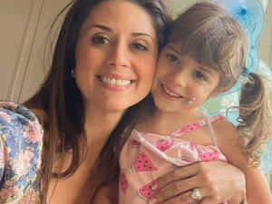 Brasileira mata filha de 4 anos e atira em si mesma após perder guarda nos EUA, diz polícia