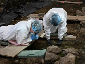 Restos mortais de crianças são encontrados em terreno de abrigo para mães e bebês na Irlanda; total já chega a 109
