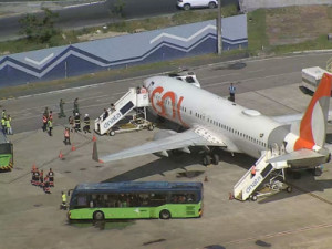 'Todo mundo começou a gritar e a se desesperar', diz passageiro após motor de avião pegar fogo no Grande Recife