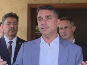 Sem dar detalhes, Flávio Bolsonaro já fala em mudar a Constituição do País