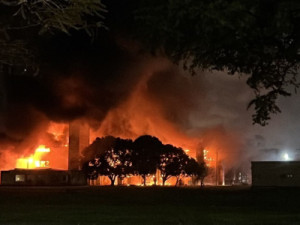 Incêndio de grandes proporções atinge prédio da Universidade Federal de Pernambuco