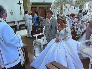 ‘Calem a boca, todos!’: Noiva perde a paciência e grita com convidados em igreja após padre ser interrompido