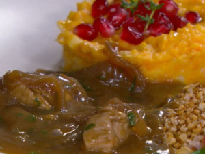 Filé-mignon suíno com molho escuro, purê e farofa da Nathascha Francis