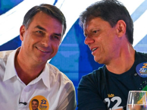 Flávio Bolsonaro se reúne com prefeitos em SP e orienta campanha nas cidades: 'Não podemos baixar a guarda'