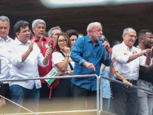 Lula faz ato na Paulista e pede que eleitores convençam quem não foi votar no 1º turno: 'Temos obrigação de conversar'