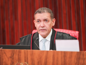 Nunes Marques atende a pedido da campanha de Flávio e manda suspender canal 'Exército do Lula'