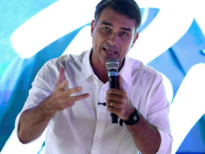 TSE manda Flávio Bolsonaro apagar vídeo enganoso sobre ato pró-Lula na Paulista; ministro vê 'grave manipulação'