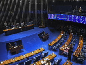 Senado deve votar nesta quarta PEC que acaba com a escala 6x1
